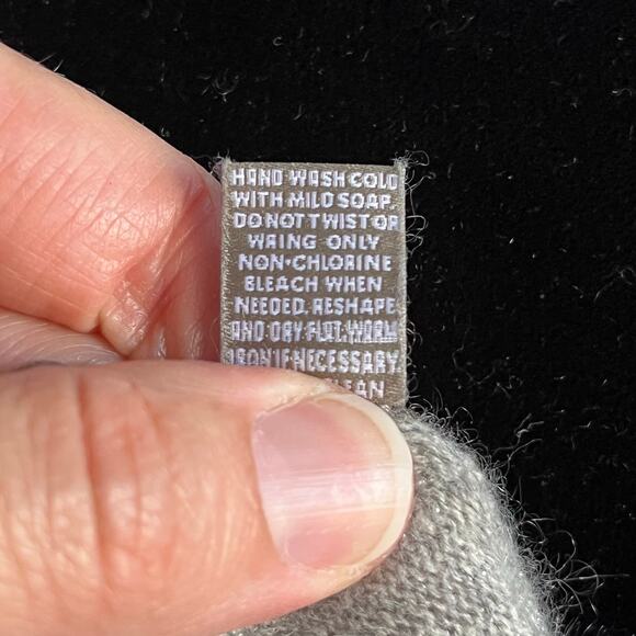 Neiman Marcus Women's Silver 100% Cashmere Shawl Wrap One Size - Picture 9 of 9